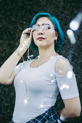 žena, šedozelená srst, brýle, řetězec světla, venkovní, během dne, modré vlasy, Mladá žena, představují, Neformální outfit, kostkovaná sukně