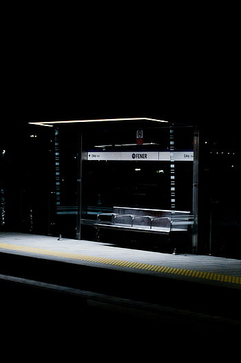 moderna fermata dell'autobus in vetro, fermata dell'autobus illuminata, fermata dell'autobus notturno, Fener Signage, fermata dell'autobus vuota, Scena della notte oscura, trasporto urbano, trasporto pubblico, architettura moderna, paesaggio urbano notturno, struttura di vetro
