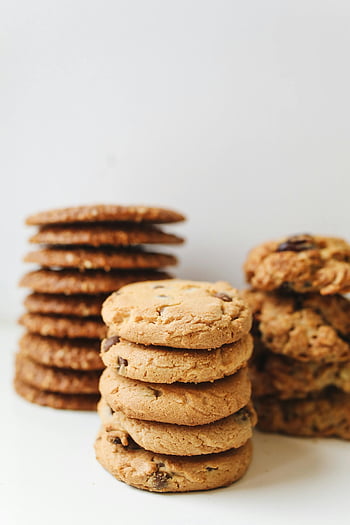 skládané cookies, domácí sušenky, Variety cookie, Úhledně naskládané, bílé pozadí, Chutné cookies, čokoláda čip cookies, Hromady cookies, pečené dobroty, Stohy cookie, Dezertní fotografie