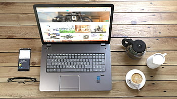 stříbrný notebook, kávový šálek, chytrý telefon, brýle, dřevěný stůl, pohled shora, pracovního prostoru, technologie, kancelář nastavení, produktivita, moderní stůl