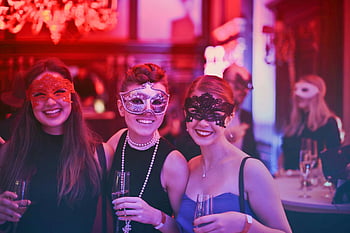 マスクを着ている女性、 仮面舞踏会、 装飾マスク、 シャンパングラス、 活気のあるパーティー、 幸せなゲスト、 お祝いイベント、 エレガントなマスク、 パーティーの雰囲気、 マスクの女性、 お祝いの集まり