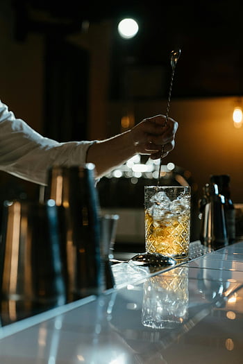 barista, cocktail di whisky, eccitante, cucchiaio, Bar debolmente illuminata, Ambiente del bar, bicchiere, ghiaccio, alcool, bere, vita notturna