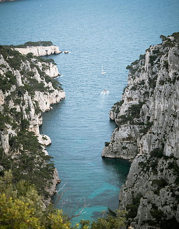 calanque de sugiton, Massif des calanques, Marseille, Francie, letecký pohled, útesy, tyrkysové moře, Ohromující krajina, Přírodní krásy, pobřeží Středozemního moře, plachetnice