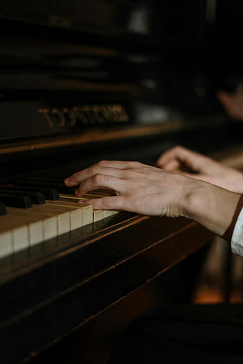 suonare il piano, foto ravvicinate, strumento musicale, mani, tasti del piano, Tempo di musica, pratica, elegante, interno, scatto verticale, tono caldo