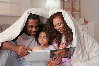 Parents, enfant, maison, en train de lire, noir, famille, fille, père, homme, heureux, amusement