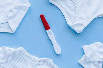 fotografia piatta, test di gravidanza, VISTITI da bambino, superficie blu, Test di gravidanza positivo, tutine per neonati, distesa piatta, sfondo blu, Annuncio di gravidanza, articoli per bambini, nuovo bambino