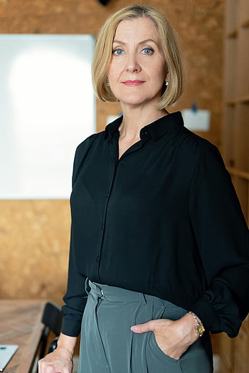 жена, черна риза, ръка на джоба, уверен, Зряла бизнесдама, Офис облекло, позира уверено, на закрито, професионален, бизнес, стил