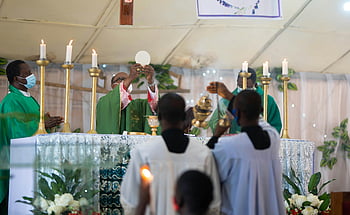 kněz, svatá mše, eucharistie, katolická mše, slavnostní svíčky, oltář, náboženský ceremoniál, bohoslužba, Duchovní rituál, náboženské shromáždění, uctívání