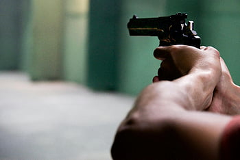 osoba hospodářství revolver, Černý revolver, bokeh fotografie, detailní záběr, Ruce zaměřující pistoli, Vnitřní střelba, Zaměření a napětí, Fotografie zbraní, Pistole zaměřuje, vnitřní řada, bokeh efekt