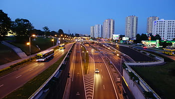 autobus, šedá asfaltová cesta, City Expressway, soumrak, světlé stezky, mrakodrapy, dynamický pohled, Rušné město, městské scény, večerní provoz, silniční infrastruktury