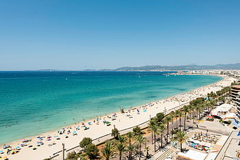 vedere aeriene, Plaja Palma de Mallorca, apele cristaline, scena de vară, oameni pe plajă, activități pe plajă, peisaj de coastă, zi insorita, umbrele de plajă, palmieri, stațiune pe litoral