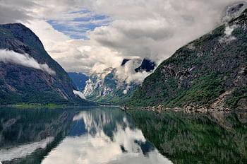 norský fjord, hory, zatažená obloha, jasné odrazy, dramatické mraky, dechberoucí výhled, přírodní krajina, klidná voda, scénické krásy, venkovní scenérie, fotografování přírody