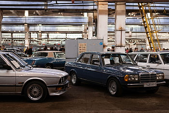 Samochody zabytkowe, pokaz samochodów, Halowy pokaz samochodów, klasyczne auta, Elegancja motoryzacyjna, zabytkowe samochody, Klasyczne samochody, wystawa samochodów, zabytkowe pojazdy, klasyczne pojazdy, Wystawa wewnętrzna