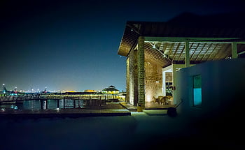 Moderní dům na nábřeží, osvětleno v noci, klidné městské panoráma, odraz na vodě, noční fotografie, nábřeží majetku, moderní architektura, světla města, pohled na nábřeží, noční scénu, městské krajiny