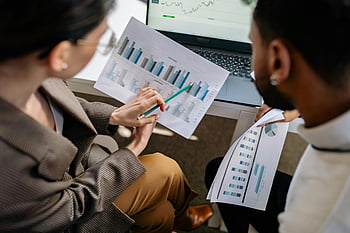 obchodní spolupráce, datové grafy, Nastavení kanceláře, diskuse o grafech, výtisky, obchodní strategie, Kolegové pracují, profesionální setkání, analýza dat, Diskuse týmu, Kancelářské prostředí