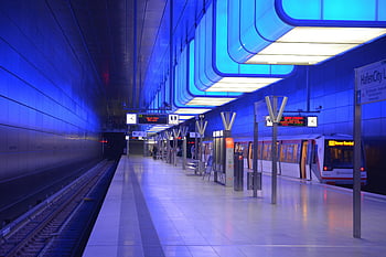 สถานีรถไฟใต้ดิน, แสงสีฟ้า, แพลตฟอร์มรถไฟ, รถไฟใต้ดิน, กระเบื้องเซรามิกสีขาว, รางรถไฟสีดำ, สถานีกว้างขวาง, แพลตฟอร์มเงา, Hafencity u, ไฟสีน้ำเงินที่โดดเด่น, สถานีรถไฟสมัยใหม่