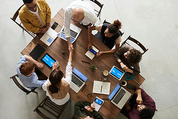 équipe diversifiée, réglage du bureau, ordinateurs portables, comprimés, collaboration, vue de dessus, la coopération, poignées de main, réunion, espace de travail, La technologie