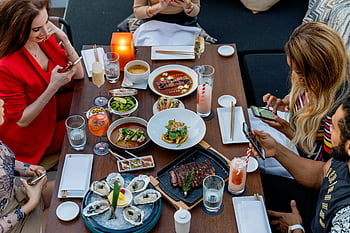 přátelé sedící u stolu, gurmánské jídlo, Dubajská restaurace, přátelé si užívají večeři, společně, restaurace stůl, Dubajské stolování, Gurmánský jídlo, Shromažďování přátel, sociální stolování, Noční život v Dubaji