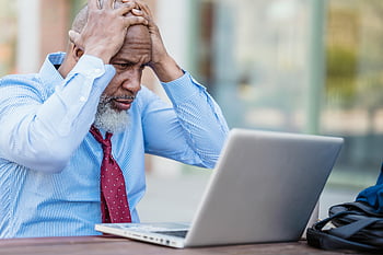 hangsúlyozta ember, fekete ember, dolgozik laptop, vezető üzletember, hivatalos öltözék, irodatér, a stresszes megjelenésű, laptop használat, szakmai stressz, kültéri iroda, munkahelyi stressz
