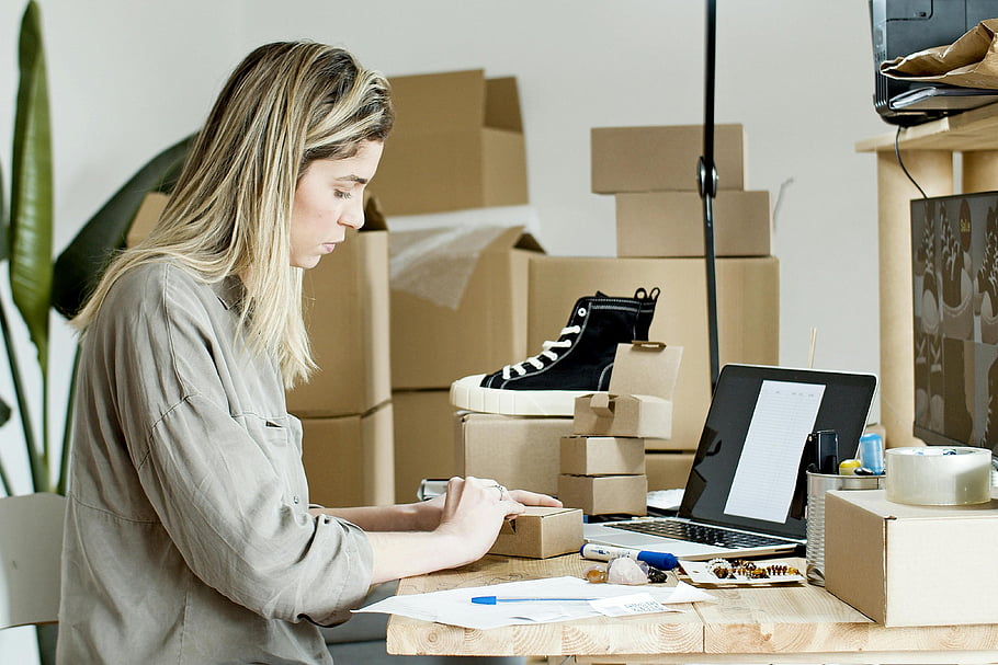 Imballaggio, scatola marrone, negozio online, materiali di imballaggio, il computer portatile, piccola impresa, e-commerce, ufficio a casa, forniture di spedizione, scatole di cartone, imprenditore