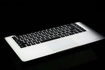 洗練されたモダンなノートパソコン、 照らされたキーボード、 輝くキーボード、 ミニマリスト設定、 暗い背景、 現代の技術、 ラップトップのデザイン、 洗練されたデザイン、 ミニマリストデザイン、 ノートパソコンのキーボード、 照らされたキー