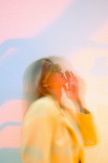 黄色いブレザーの女性、 空を眺める、 ぼやけた肖像画、 芸術的な雰囲気、 ソフトフォーカス、 モーションキャプチャ、 クリエイティブ写真、 パステルカラー、 夢のような効果、 抽象芸術、 女性の主題