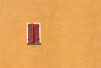 窓のシャッター、 赤いシャッター、 黄色い壁、 ミニマリストアーキテクチャ、 シングルウィンドウ、 織り目加工の壁、 建築デザイン、 窓シャッター、 赤い窓、 ミニマリストデザイン、 黄色の外観