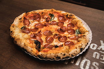 pizza, pepperoni pizza, Křupavá kůra, dřevěný stůl, čerstvě upečený, detail, fotografování potravin, italská kuchyně, pizza zálivky, pizza krusty, hnědý stůl