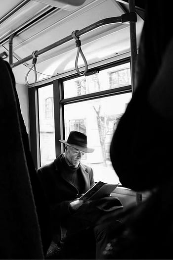 elegantní muž, čtení, autobus, Černý a bílý, Muž v klobouku, veřejná doprava, Lotyšsko, okamžik elegance, prastarý styl, městské scény, cestovní fotografie