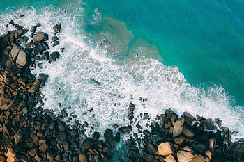 vista aerea, onde oceaniche, costa rocciosa, vista dall'alto, la bellezza della natura, paesaggio costiero, onde che si infrangono, scenario dell'oceano, bellezza naturale, fotografia aerea, paesaggio marino