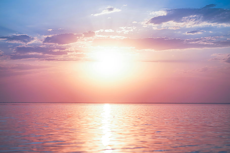 日没、 海洋、 劇的な空、 鮮やかな色、 息をのむような眺め、 水域、 夕焼け色、 海の夕日、 劇的な夕日、 水に沈む夕日、 夕日の風景