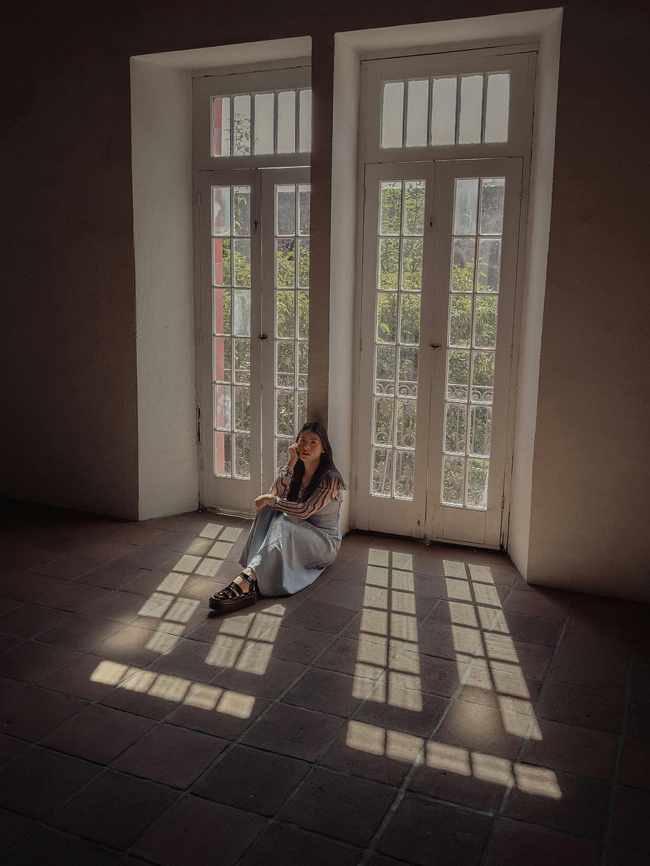 žena sedící, podlaha, vysoká okna, Ciudad de mexico, Geometrické stíny, klidný, vnitřní scéna, přirozené světlo, architektonické detaily, klidná atmosféra, městském prostředí