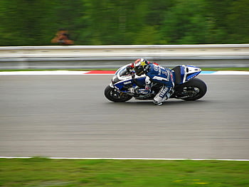 motorkerékpár versenyzés, Profi versenyző, dinamikus lövés, sebesség, pályaverseny, yamaha motorkerékpár, sisak, szabadtéri pálya, nagy sebességű fellépés, sportfotózás, motoros verseny