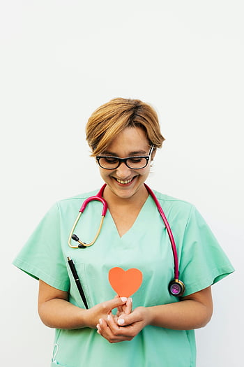 medico, Tuta Scrub, cuore di carta, infermiera sorridente, scrub, Consapevolezza della salute del cuore, Professionista medico, operatore sanitario, stetoscopio, penna, sfondo bianco