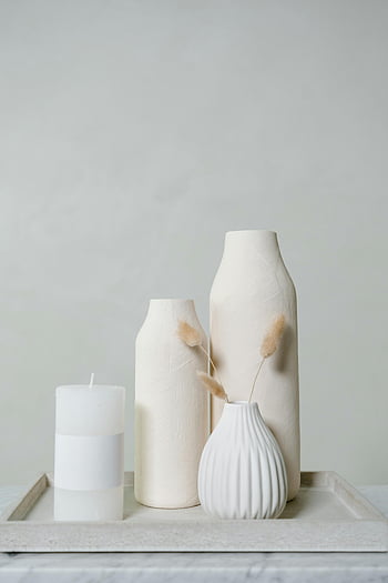 wazony ceramiczne, świeca, neutralne odcienie, Eleganckie martwe życie, taca, minimalistyczny wystrój, białe wazony, nowoczesny wystrój domu, Prosta estetyka, przedmioty dekoracyjne, neutralne tło