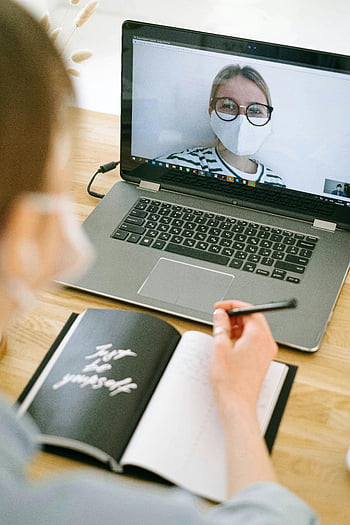 Frau, Videoanruf, Maske, Innenministerium, Laptop, Anmerkungen, Heimarbeit, Online-Meeting, Von zuhause aus arbeiten, Virtuelle Konferenz, Brille