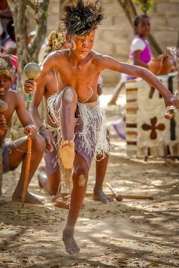 chlapec, dospívající, tanec, rytmus, chrastítko, tradičně, Afrika, Zimbabwe, akrobatický, kostým, festival