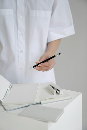 Zdravotník, jednotný, tužka, poznámkový blok, sešívačka, lavice, Organizace pracovního prostoru, prázdné poznámkové bloky, klinika, bílá košile, zdravotnický pracovník