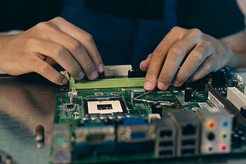 a închide, mâini, asamblare, componente electronice, placa de baza, Setare tehnologică, repararea calculatoarelor, asamblare electronică, instalare hardware, Construcție de PC-uri, muncă tehnică