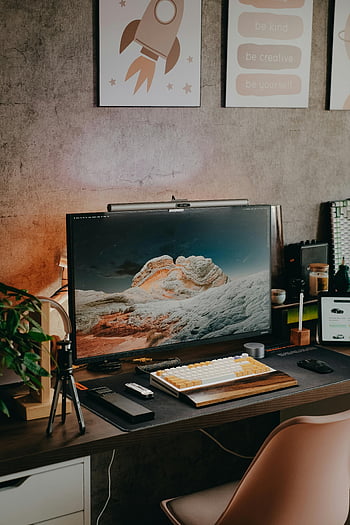 bilgisayar kurulumu, büyük monitör ekranı, şık masa, modern ev ofis, mekanik klavye, büyük monitör, şık ofis, masa düzeni, ev ofis dekoru, bilgisayar masası, çalışma alanı tasarımı