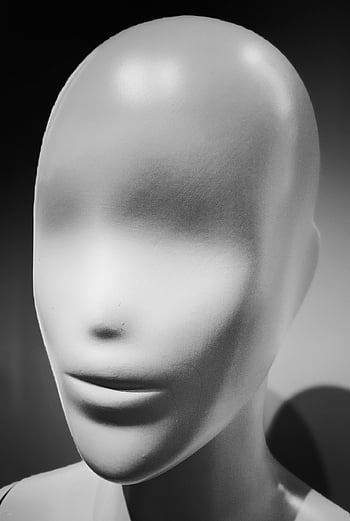 グレースケールマネキン、 特徴のないマネキン、 滑らかな質感、 グレースケール写真、 マネキンヘッド、 クローズアップマネキン、 黒と白、 マネキンの顔、 特徴のない顔、 滑らかな表面、 グレースケール画像