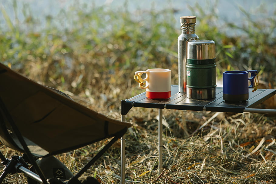 meja putar, termosis, mug, berkemah damai, pemandangan danau, Penggemar perjalanan, Berkemah di luar ruangan, perlengkapan berkemah, Adegan berkemah, botol termos, mug berkemah