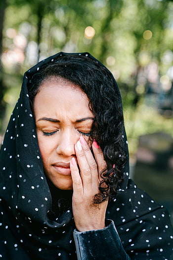 kvinde, sort og hvid prikket hijab, græder, udendørs, ung kvinde, tørklæde, sorg, Polka prik, ekspression, natur baggrund