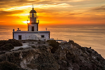 weißer Leuchtturm, goldene Stunde, Sonnenuntergang, Küstenblick, Ozean, Klippe, Leuchtfeuer, landschaftlich reizvolle Landschaft, warmes Licht, maritim, die Architektur