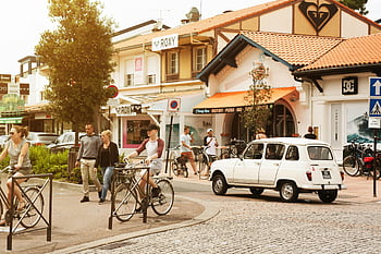 Soorts-Hossegor, Frankreich, Straßenszene, Fahrräder, Fußgänger, klassische architektur, Roxy-Laden, lebendige Straße, europäische Stadt, Kopfsteinpflasterstraße, weißes Auto