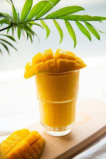 mango smoothie, čiré sklo, Čerstvé nakrájené mango, dřevěné prkno, pulzující nápoj, zdravý nápoj, tropické ovoce, Smoothie Recept, osvěžující nápoj, ovocné smoothie, Mango Topping