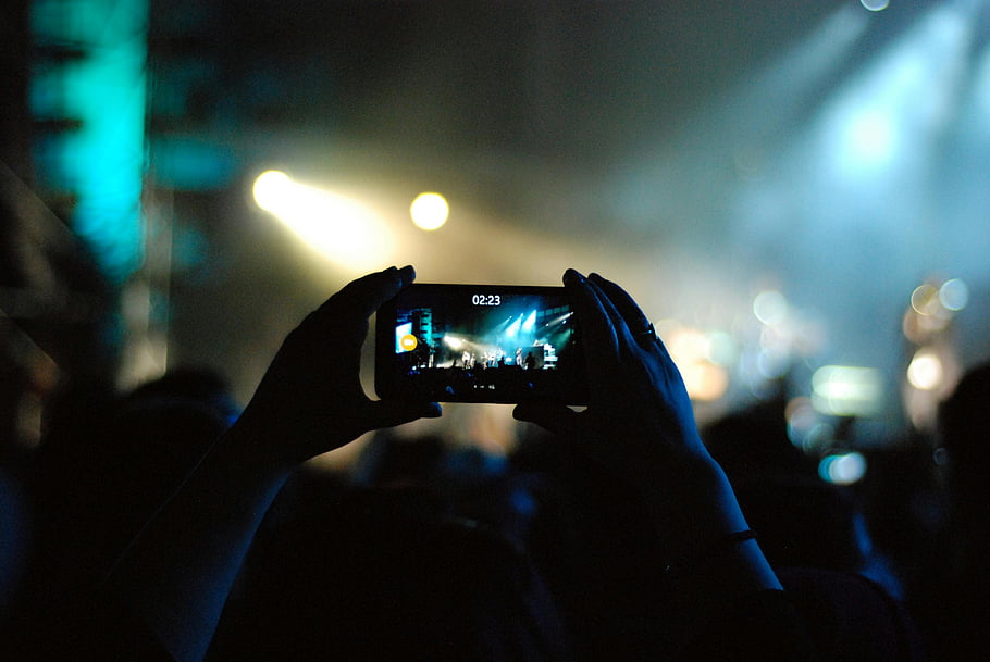 Registrazione dei concerti, registrazione della persona, registrazione video, registrazione dello smartphone, palco da concerto, luci del palcoscenico, spettacolo dal vivo, Registrazione del pubblico, Atmosfera da concerto, evento musicale, musica dal vivo