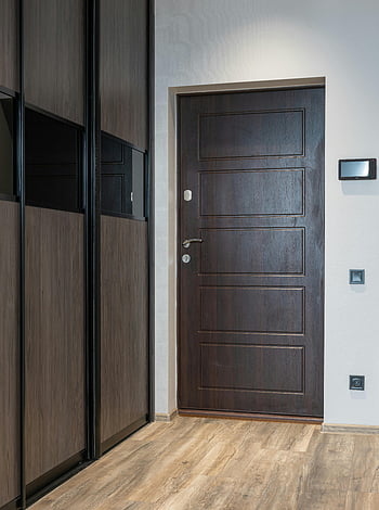 modern ev, giriş kapısı, koridor, şık tasarım, minimalist, tahta kapı, yerleşik dolap, çağdaş evler, iç dizayn, temiz çizgiler, modern döşeme
