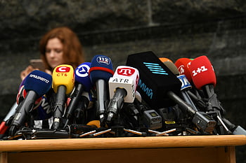 mikrofony, lavice, tisková konference, kyiv, Ukrajina, různé mikrofony, založit, Mediální událost, tiskové briefing, novinář