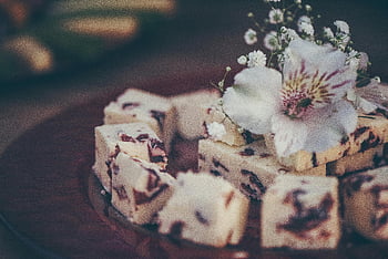 plátkové sýry, dezertní talíř, sýrové kostky, Květinová ozdoba, elegantní prezentace, detailní fotografie, tác se sýry, prezentace sýra, gurmánský sýr, talíř, sýr a květiny